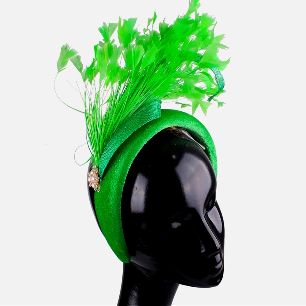 Exquisite Green Feathered Fascinator Headband Adorned with Elegant …